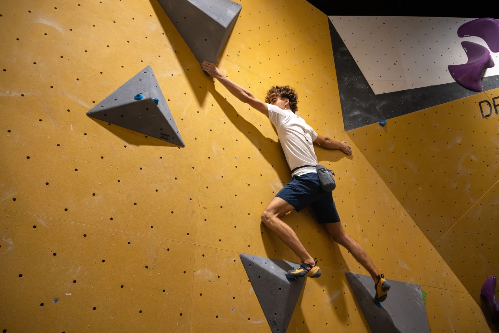 Escalador en un bloque de Urban Boulder