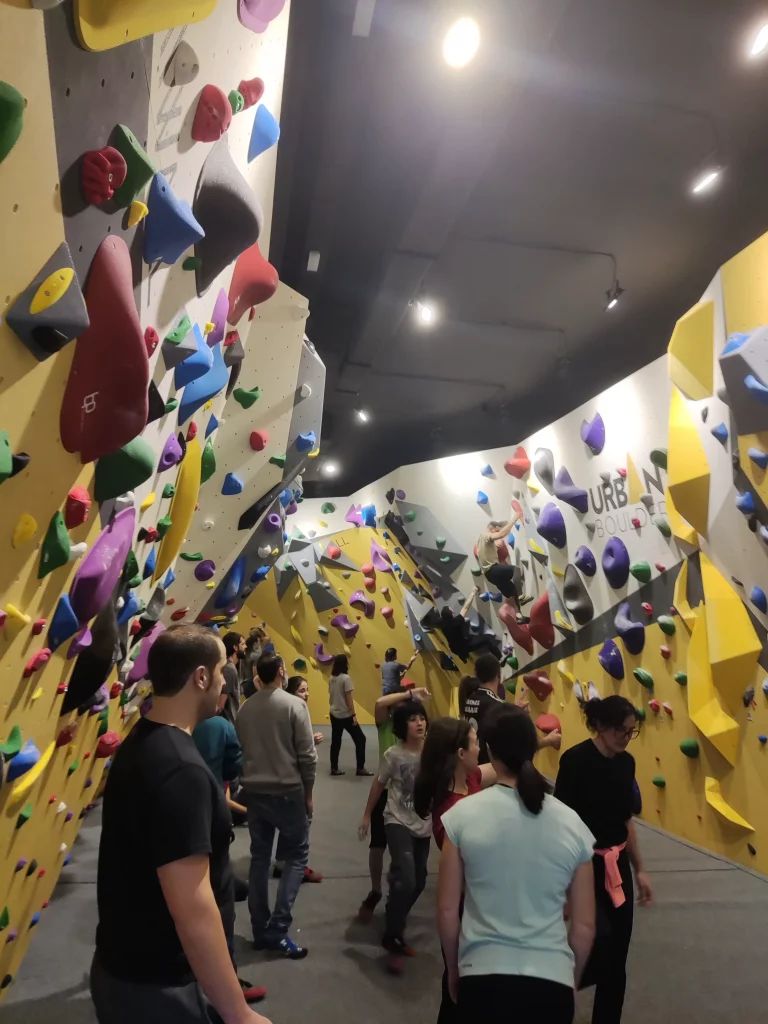 Pasillo de bloques del rocódromo