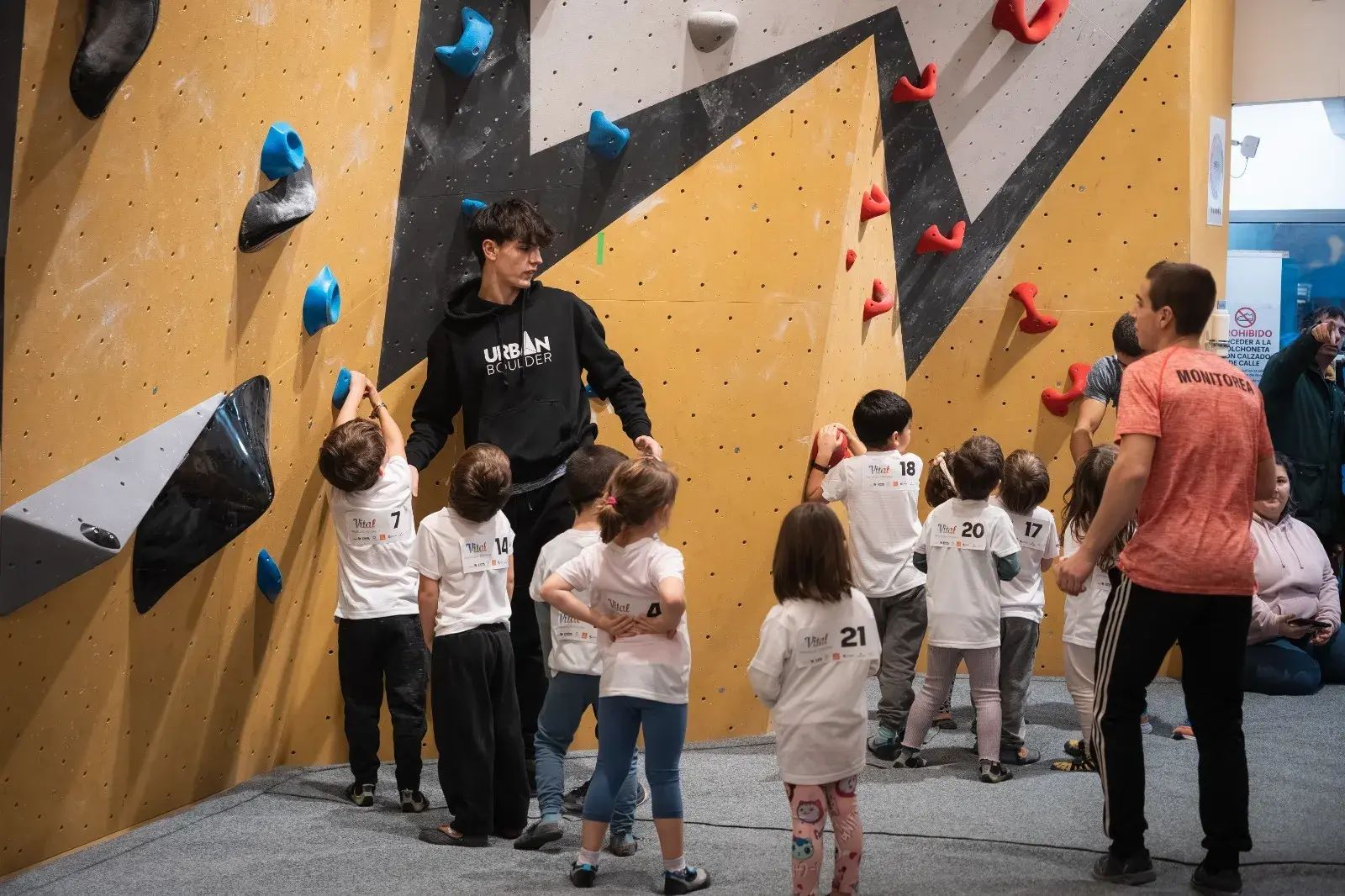 Alumnado y monitores en Urban Boulder