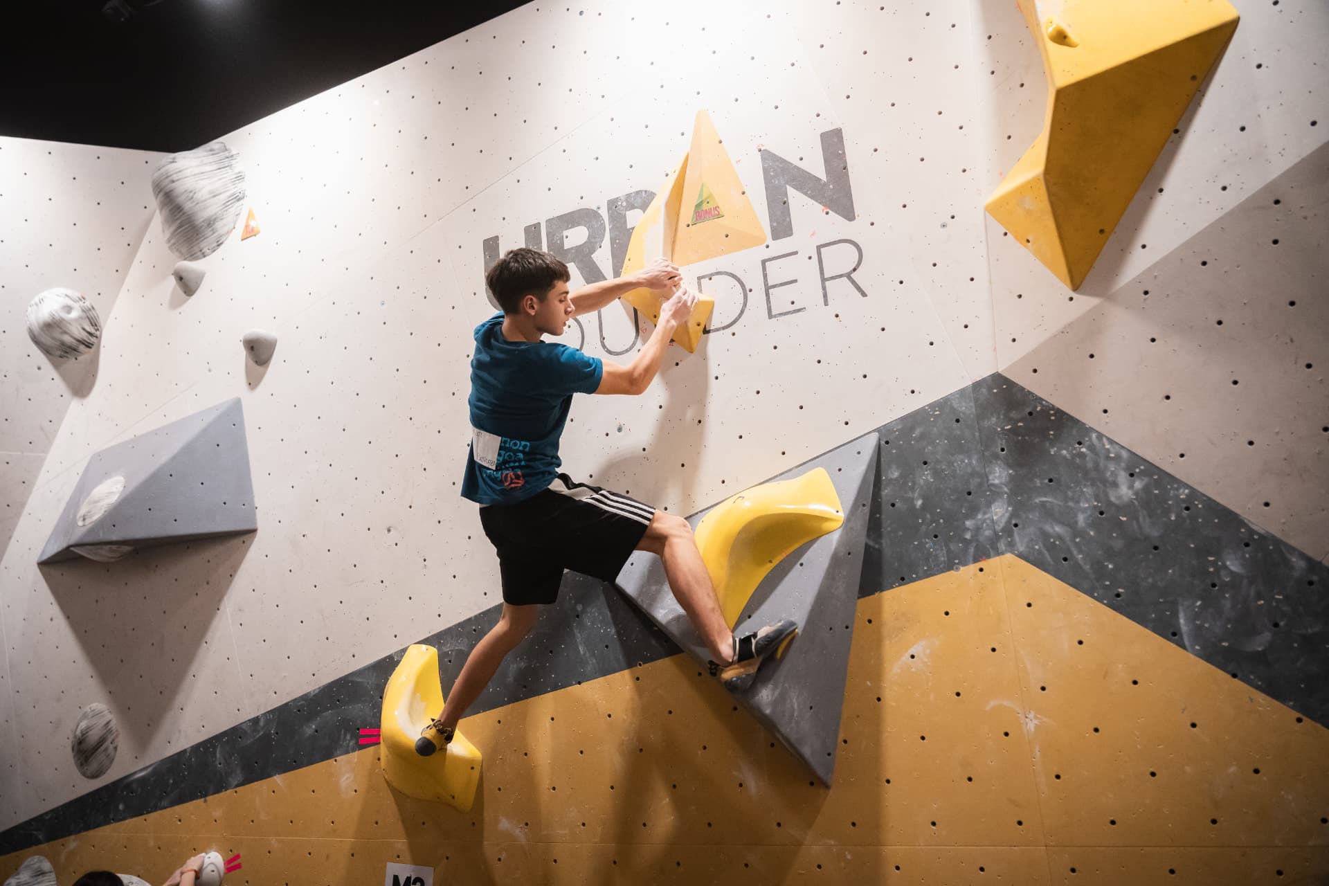 Escalador en plena acción durante el II Urban Boulder Txapelketa, fotografía de Ekaitz Anda