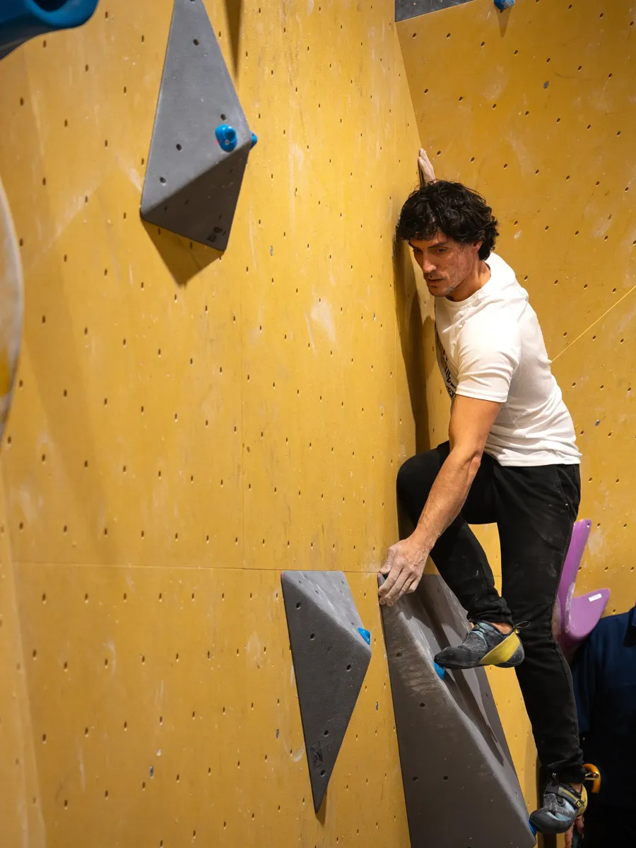 Escalador resolviendo un bloque en el I Campeonato Urban Boulder ante el público